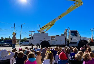 kids looking at bucket truck